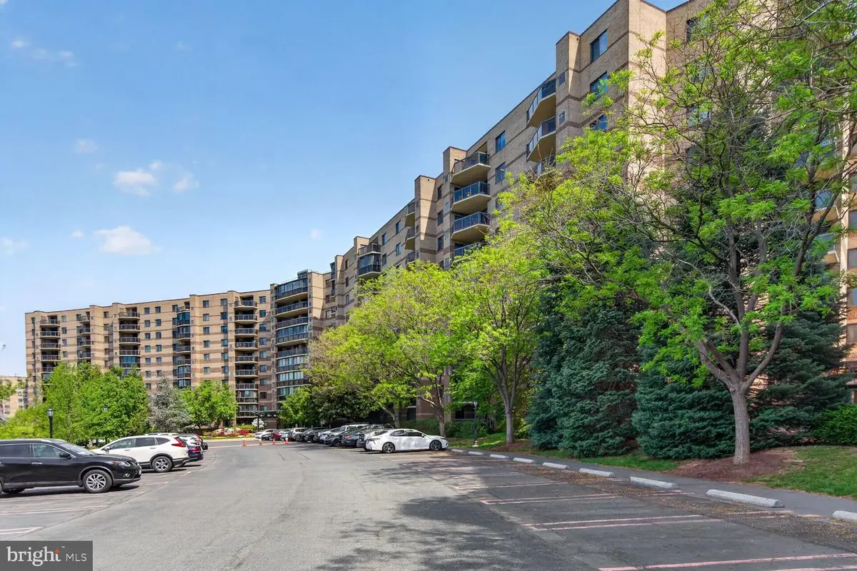 8340 Greensboro Dr #425, McLean, VA 22102 - #1