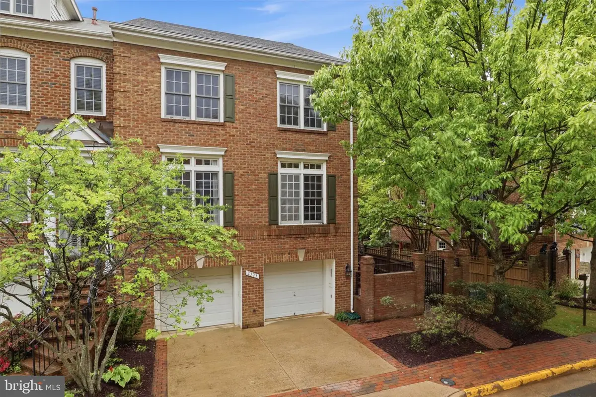 2323 Sawtooth Oak Ct, Vienna, VA 22182 - #1