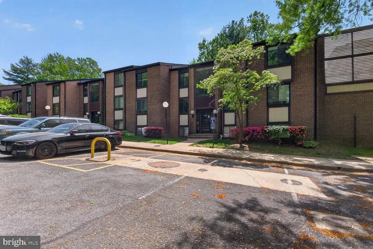 9725 Kings Crown Ct #202, Fairfax, VA 22031 - #1