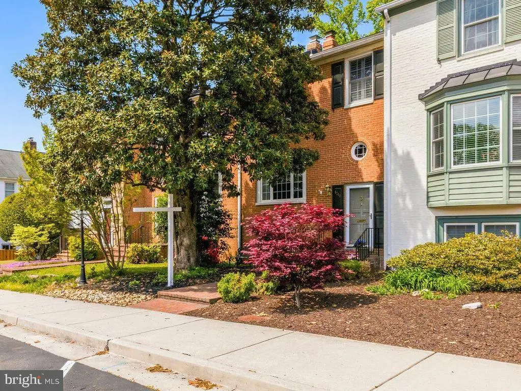 8240 Taunton Pl, Springfield, VA 22152 - #1