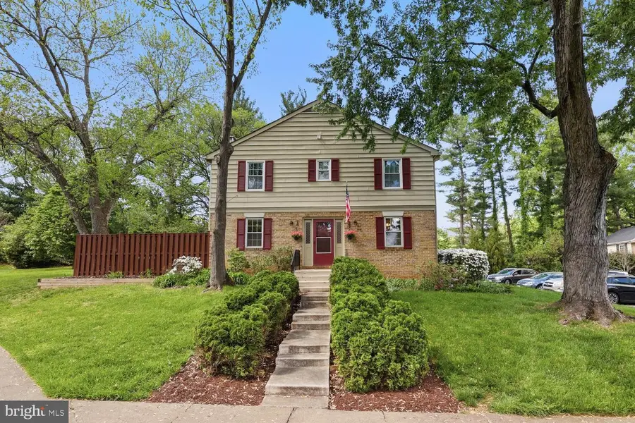 9632 Lindenbrook St, Fairfax, VA 22031 - #2