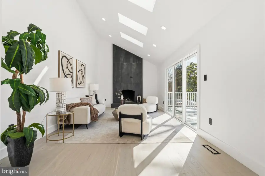 12011 Meadowville Ct, Herndon, VA 20170 - #2