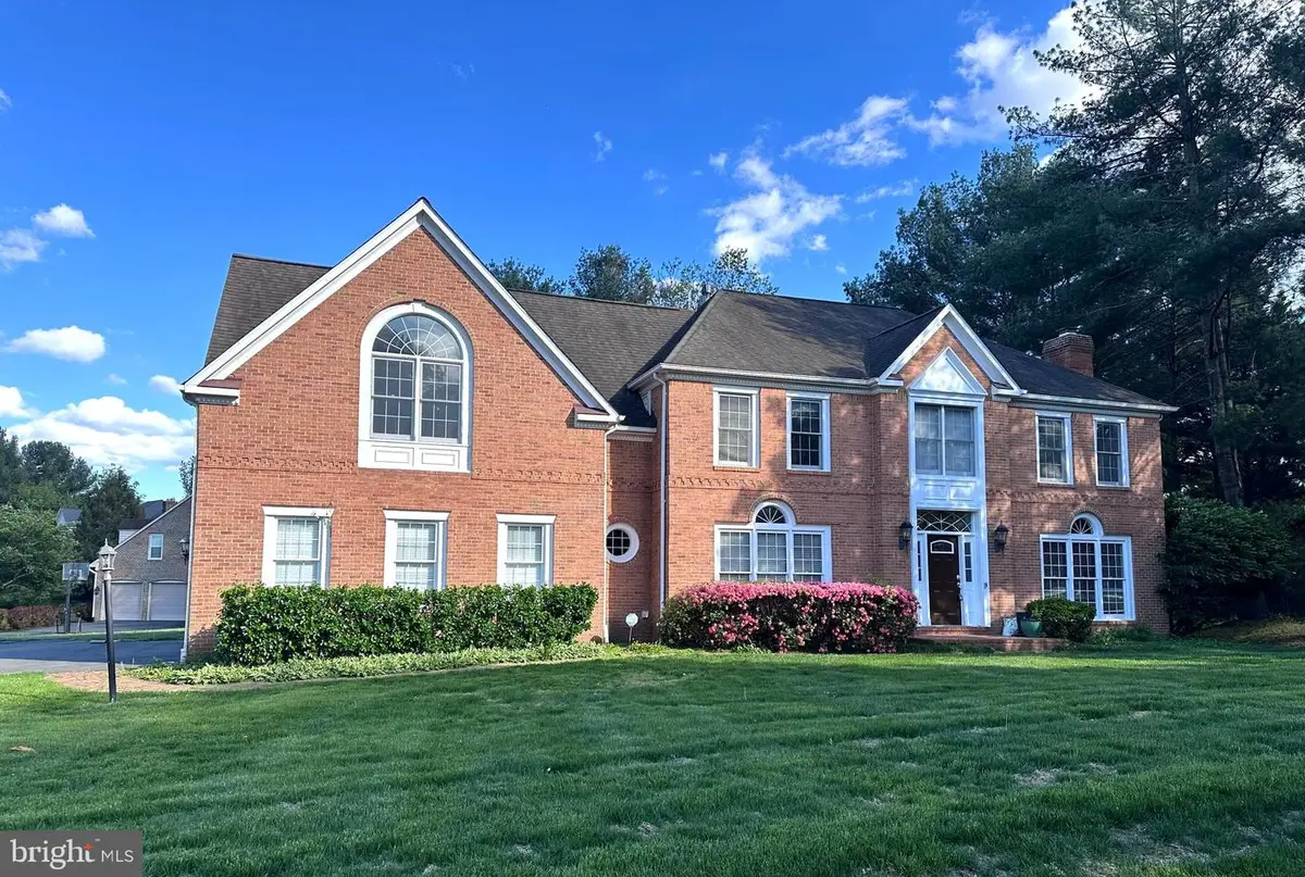 915 Winstead St, Great Falls, VA 22066 - #1