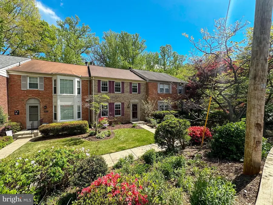 8923 Park Forest Dr, Springfield, VA 22152 - #3