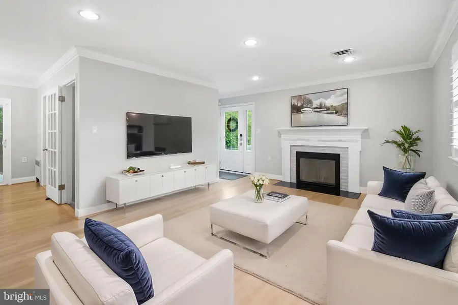 6368 Hillcrest Pl, Alexandria, VA 22312 - #2