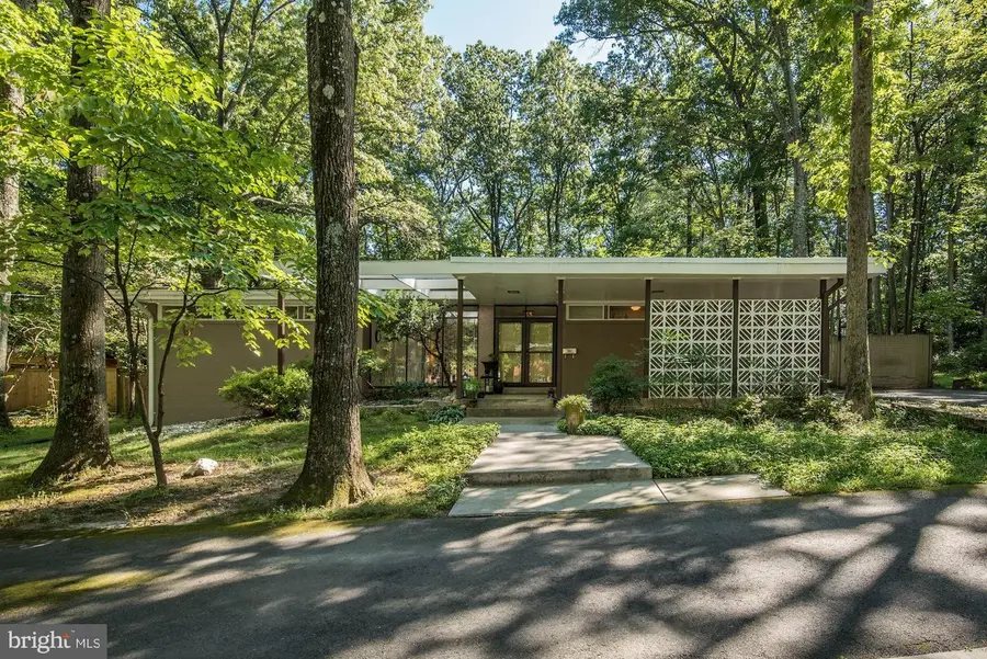 9203 Saint Marks Pl, Fairfax, VA 22031 - #3