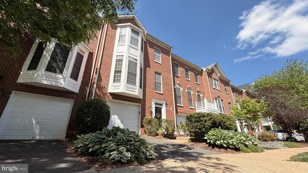 4224 Lower Park Dr, Fairfax, VA 22030 - #1