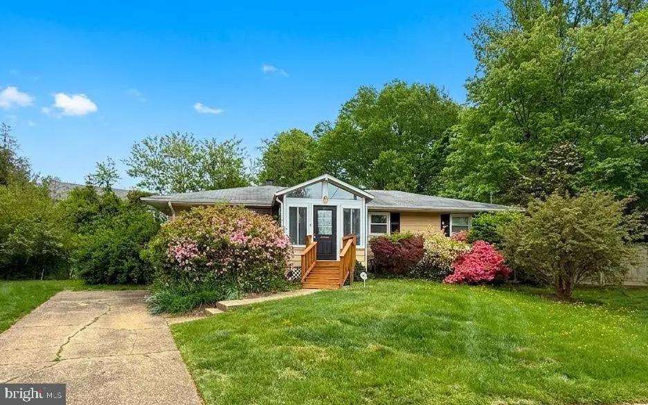 902 Olympian Cir Sw, Vienna, VA 22180 - #1