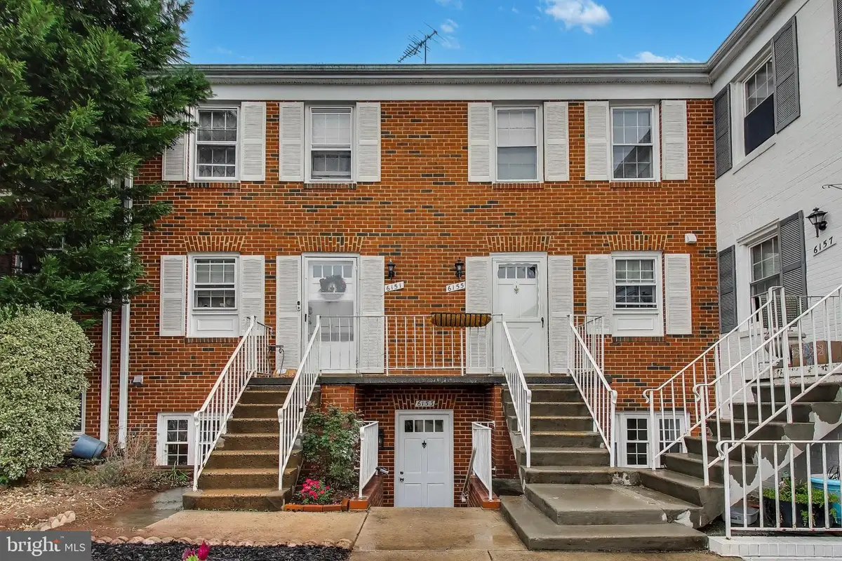 6153 Strasburg Dr, Centreville, VA 20121 - #1