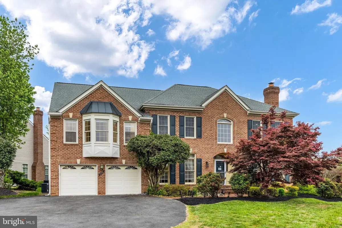 6165 Hidden Canyon Rd, Centreville, VA 20120 - #1