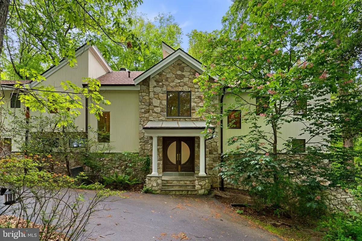 10701 Sycamore Springs Ln, Great Falls, VA 22066 - #1