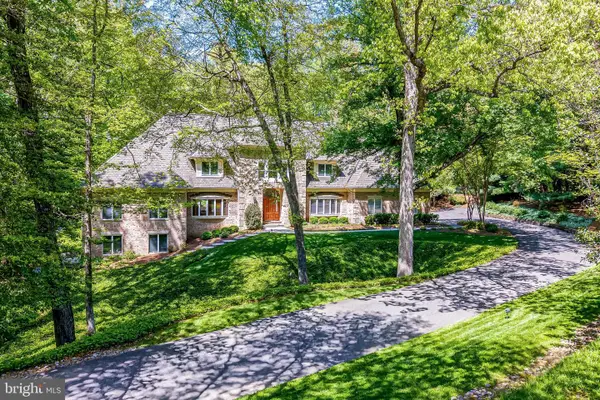 2402 Oakmont Ct, OAKTON, VA 22124