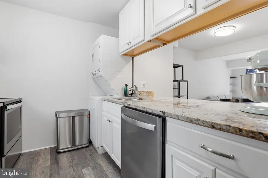 6144 Strasburg Dr, Centreville, VA 20121 - #3