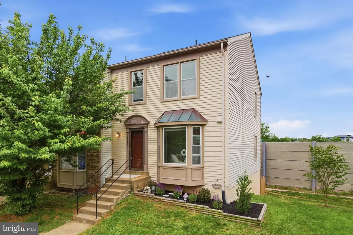 14243 Heritage Crossing Ln, Centreville, VA 20120 - #1