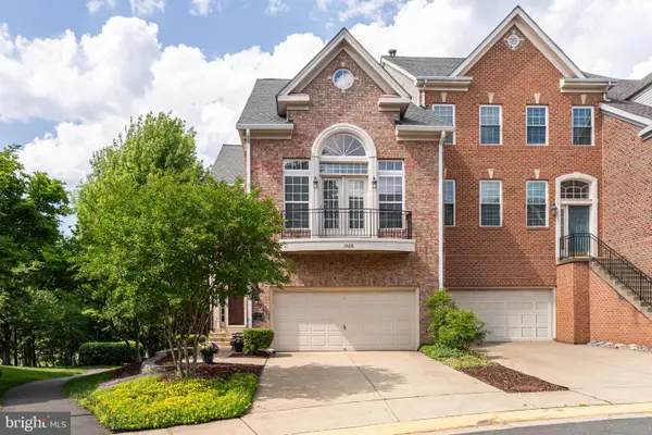 1925 Logan Manor Dr, RESTON, VA 20190