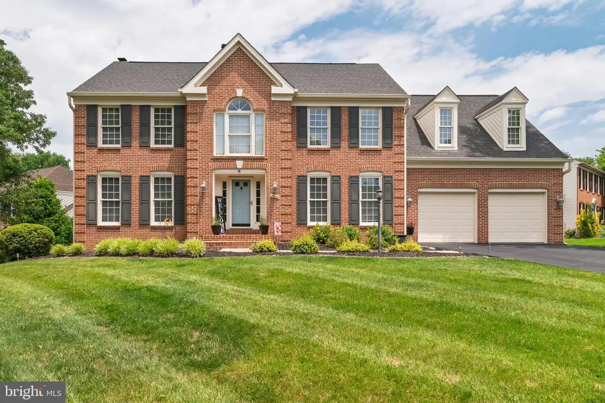 15490 Waters Creek Dr, Centreville, VA 20120 - #1