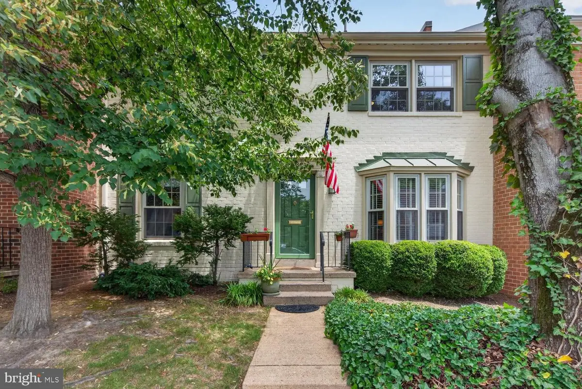 8532 Lakinhurst Ln, Springfield, VA 22152 - #1
