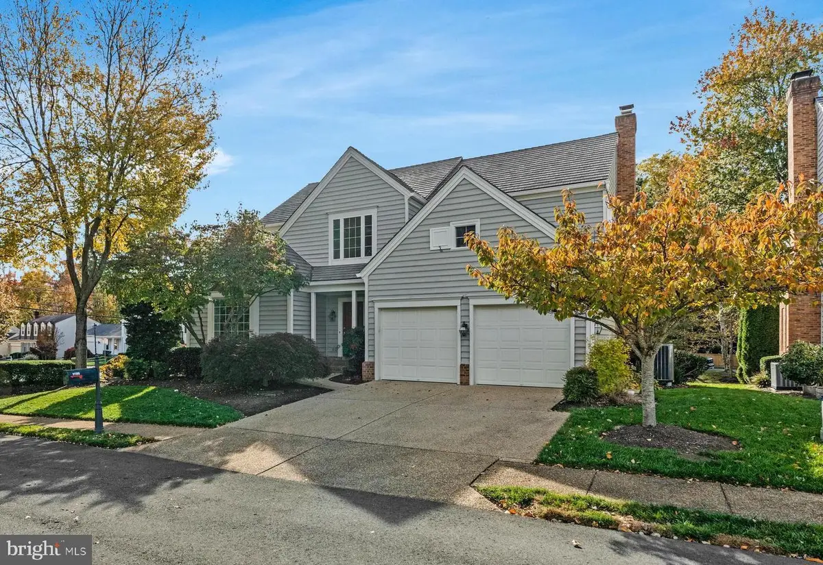 9733 Hidden Valley Rd, Vienna, VA 22181 - #1