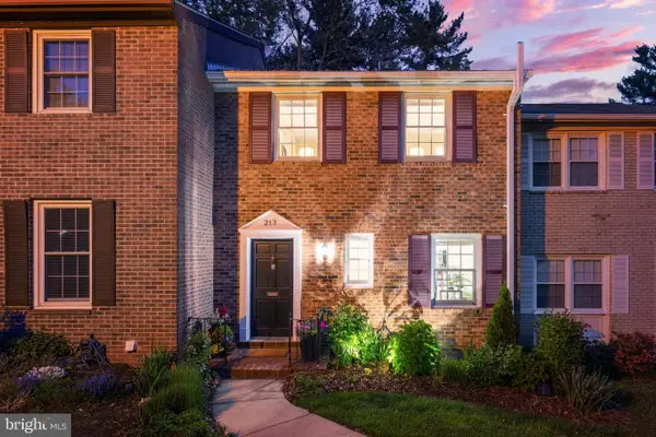 213 Commons Dr Nw, VIENNA, VA 22180