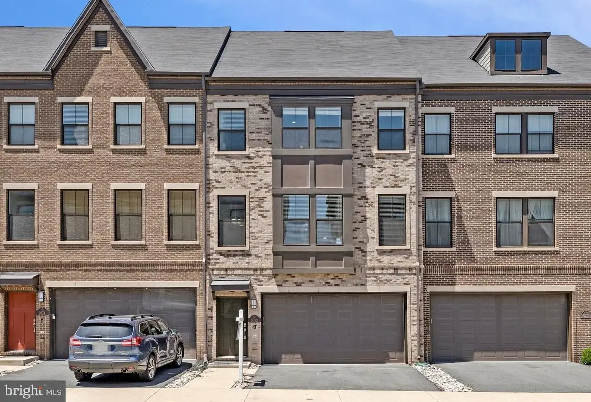 3072 Alan Shepard St, Herndon, VA 20171 - #1