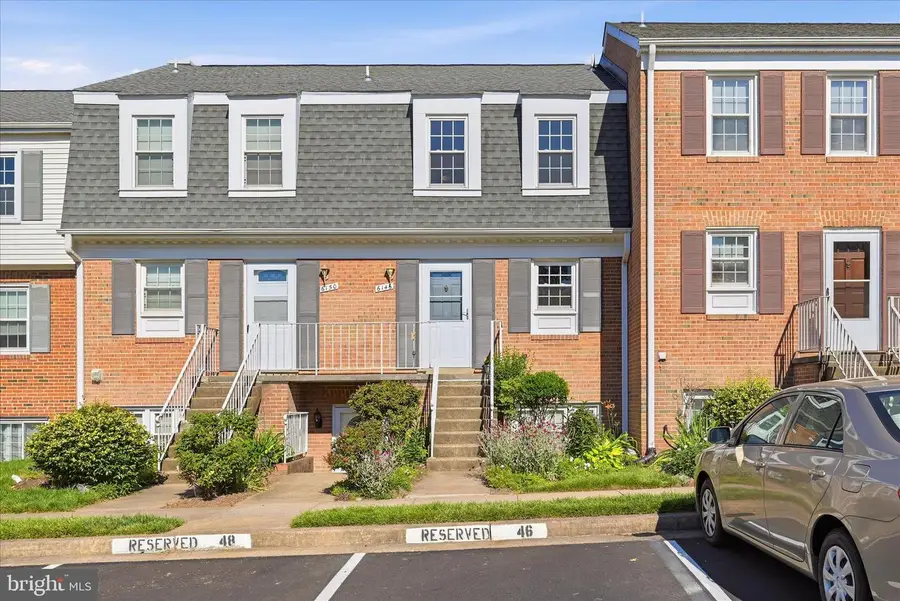 6146 Strasburg Dr, Centreville, VA 20121 - #2