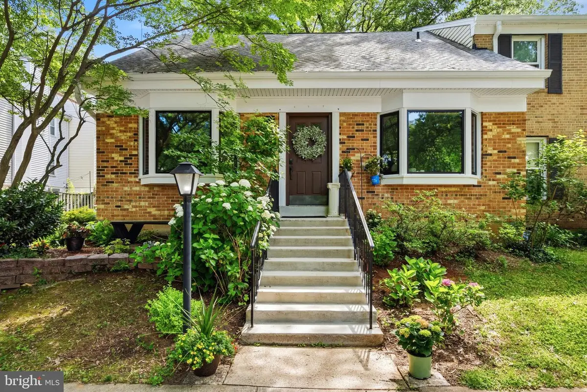 9913 Kingsbridge Dr, Fairfax, VA 22031 - #1