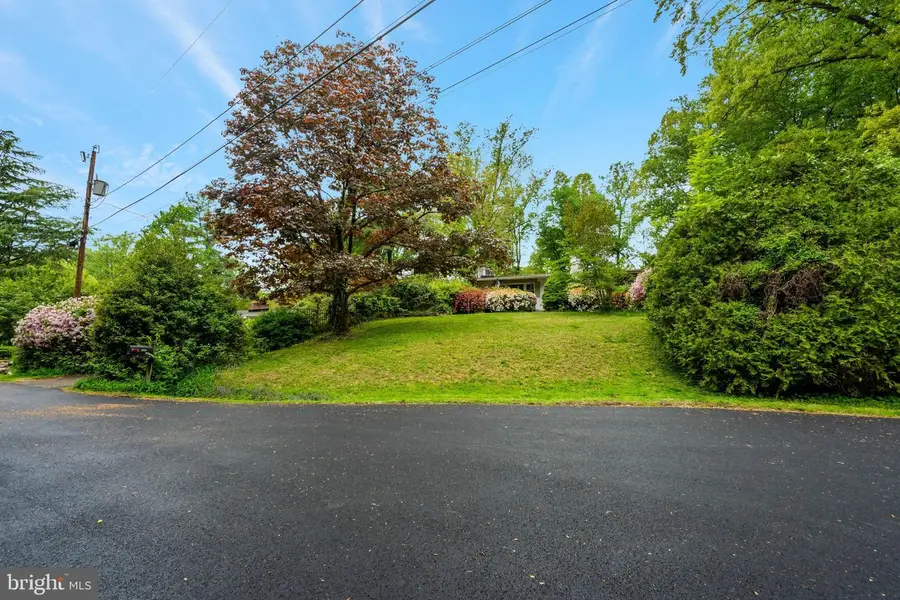 9932 Fairoaks Rd, Vienna, VA 22181 - #2