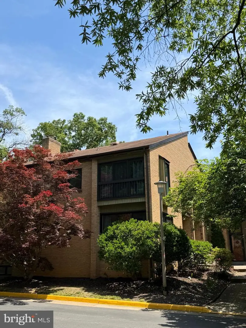 3131 Guysborough Dr, Fairfax, VA 22031 - #2