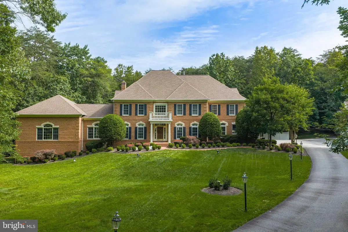 8261 Roseland Dr, Fairfax Station, VA 22039 - #1