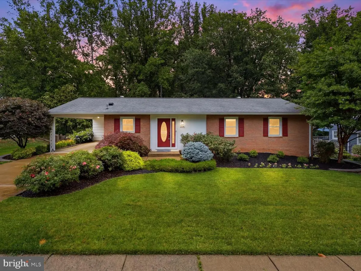 7218 Hadlow Dr, Springfield, VA 22152 - #1