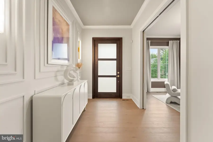 208 Elm St Sw, Vienna, VA 22180 - #2