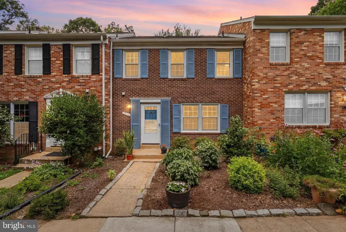 8398 Uxbridge Ct, Springfield, VA 22151 - #1