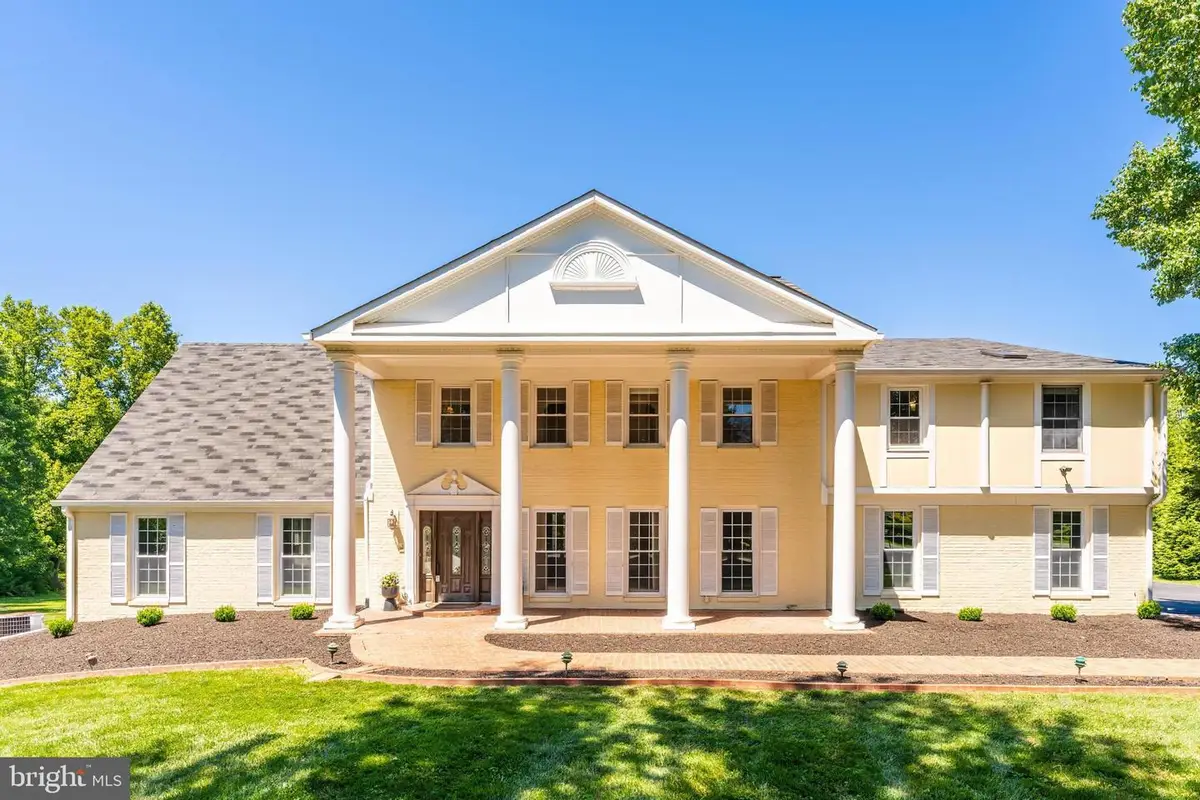 10520 Hunting Crest Ln, Vienna, VA 22182 - #1