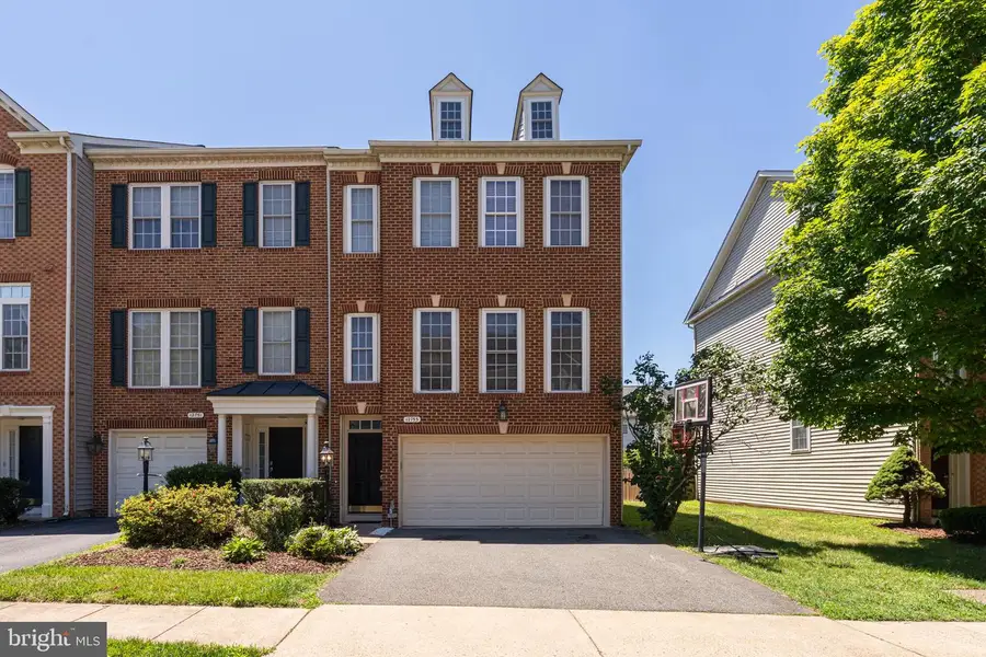 12753 Heron Ridge Dr, Fairfax, VA 22030 - #2