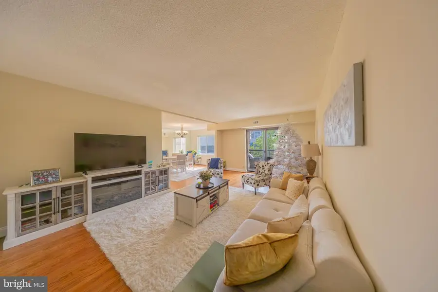 8370 Greensboro Dr #908, McLean, VA 22102 - #2