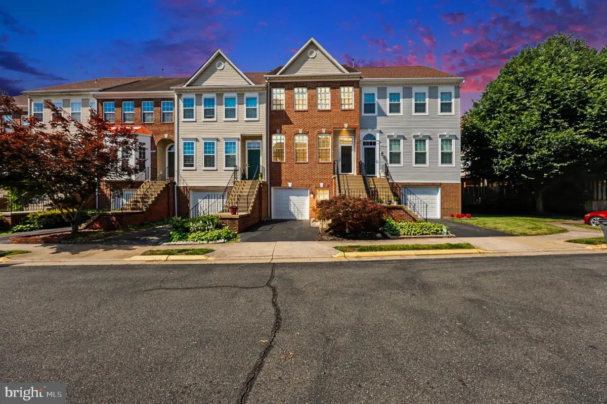 14651 Seasons Dr, Centreville, VA 20120 - #1