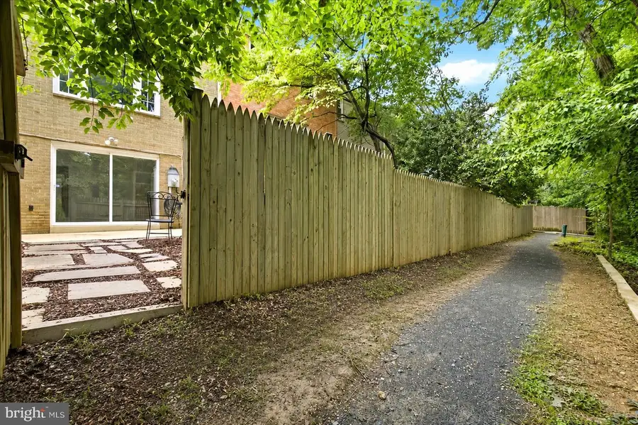 7674 Tiverton Dr, Springfield, VA 22152 - #2