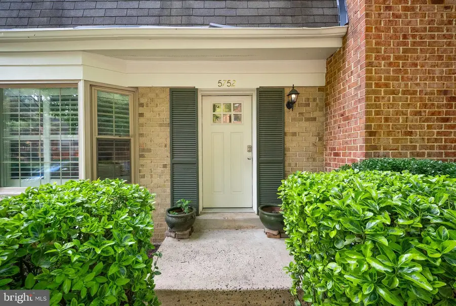 5752 Crownleigh Ct, Burke, VA 22015 - #3