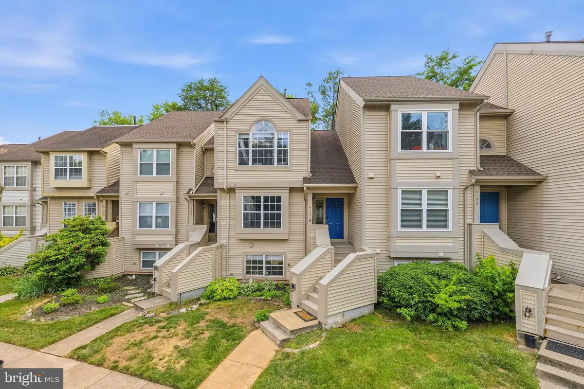 6104 Stonepath Cir, Centreville, VA 20120 - #1