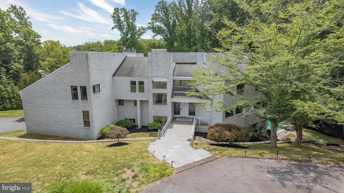 7545 Potomac Fall Rd, McLean, VA 22102 - #1