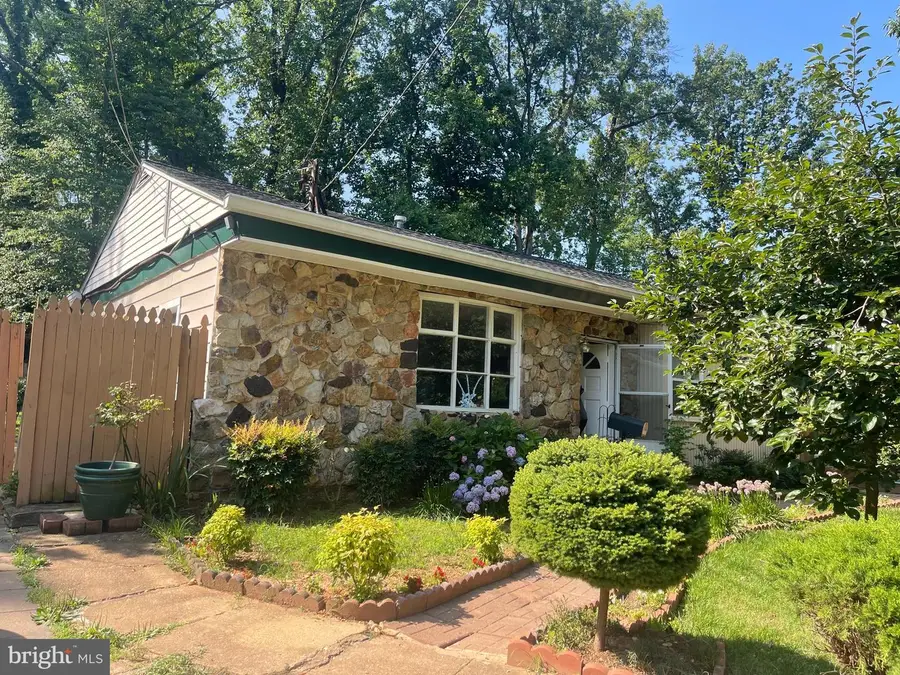 7225 Pine Dr, Annandale, VA 22003 - #2