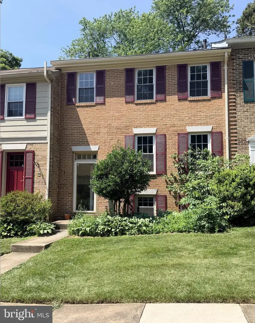 9630 Lindenbrook St, Fairfax, VA 22031 - #1