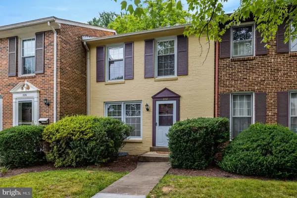 228 Commons Dr Nw, VIENNA, VA 22180