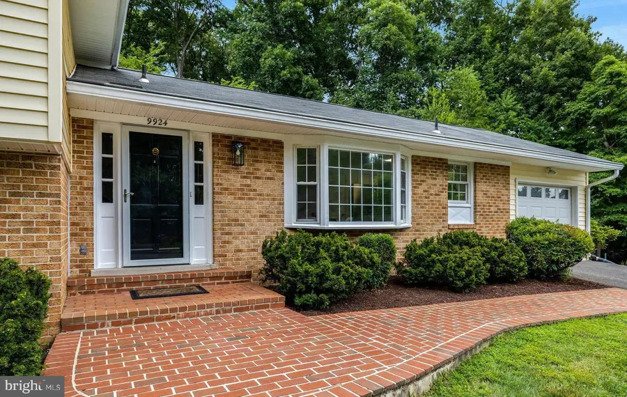 9924 Corsica St, Vienna, VA 22181 - #2