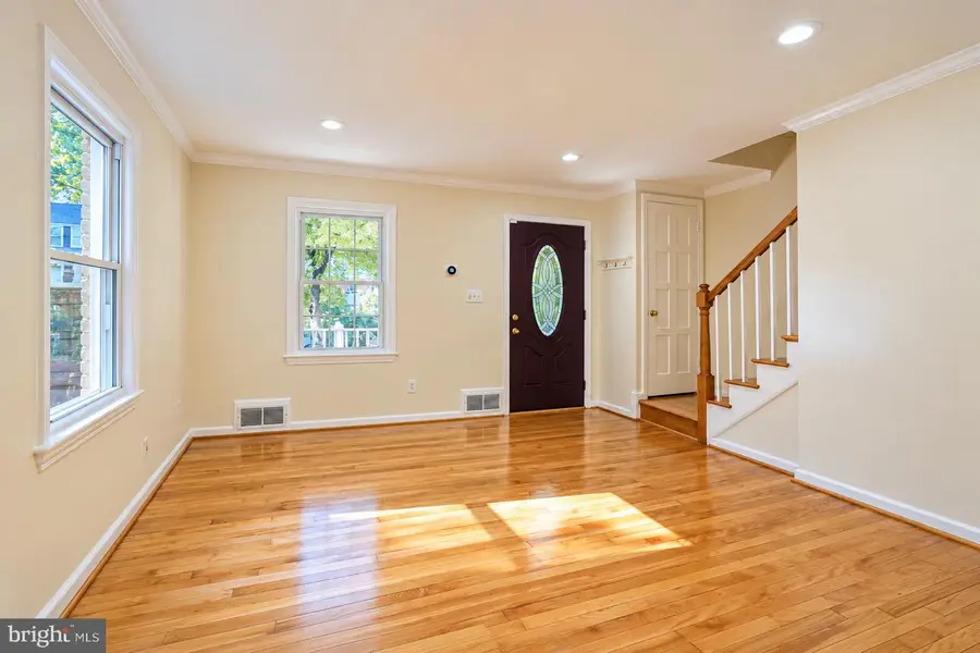 2708 Farmington Dr, Alexandria, VA 22303 - #3