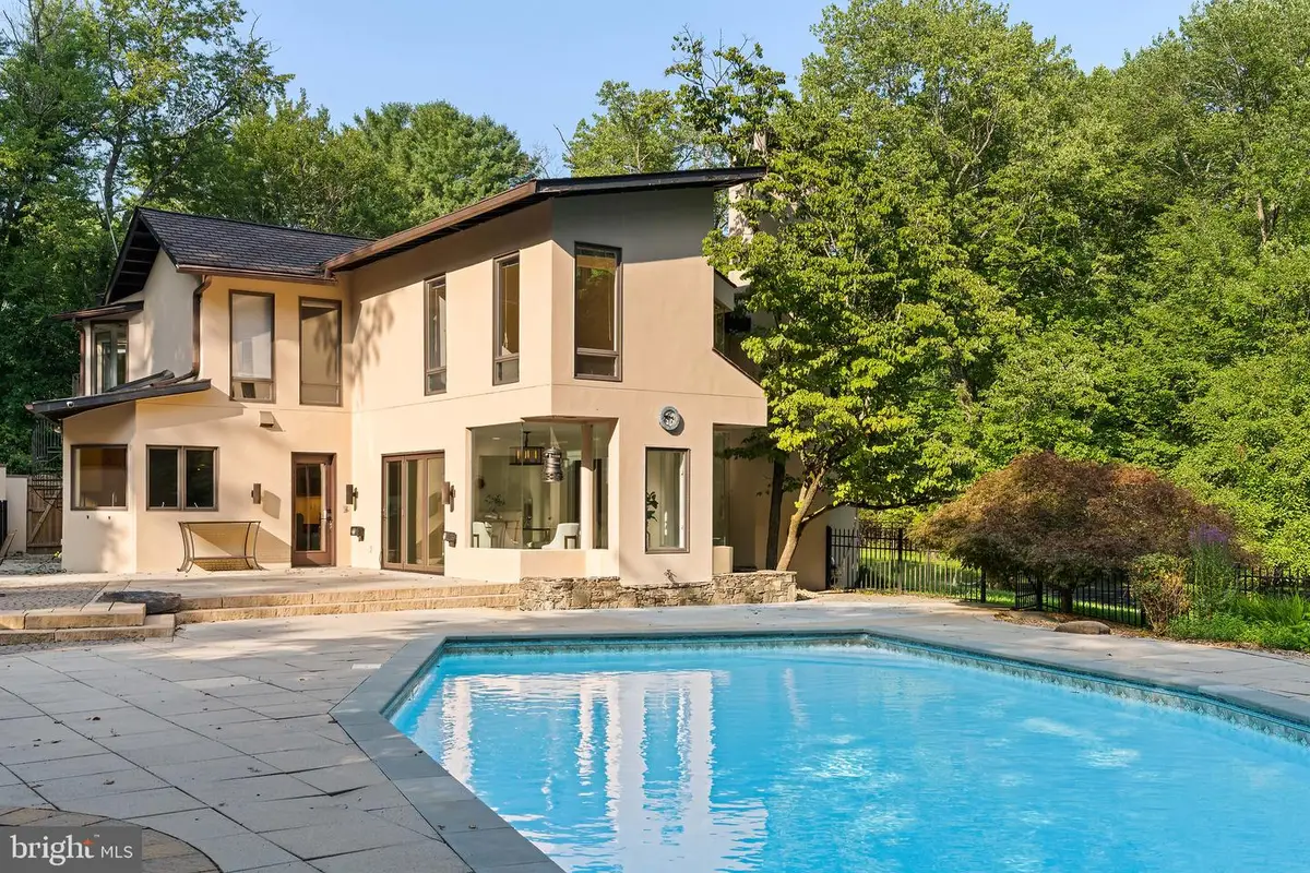 10216 Eisenhower Ln, Great Falls, VA 22066 - #1