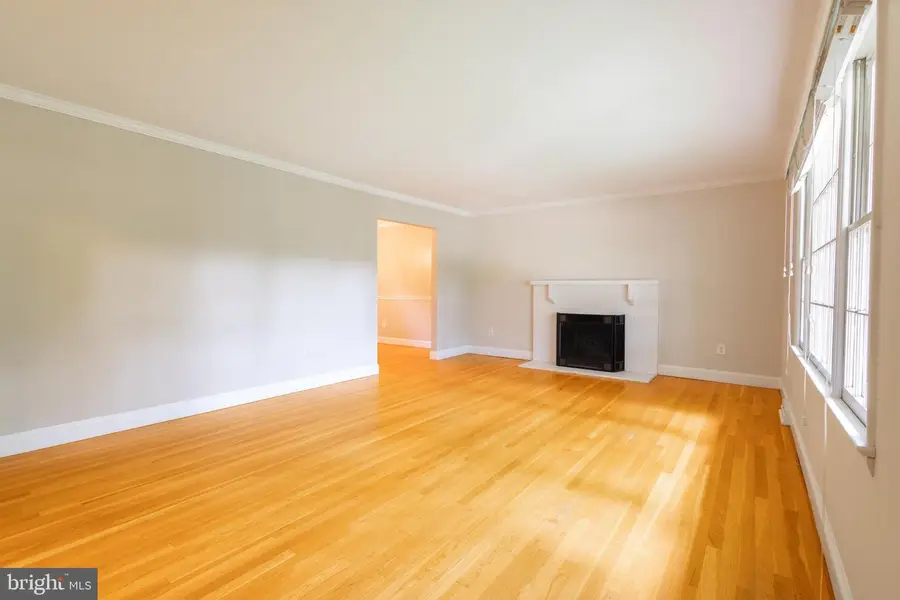 9908 Minburn St, Great Falls, VA 22066 - #2