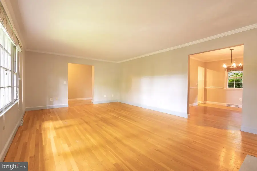 9908 Minburn St, Great Falls, VA 22066 - #3