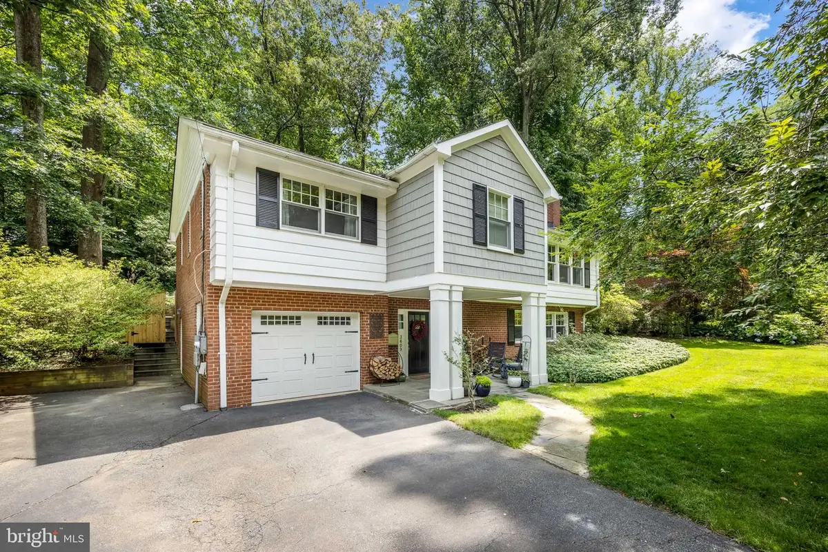 3609 Whispering Ln, Falls Church, VA 22041 - #1