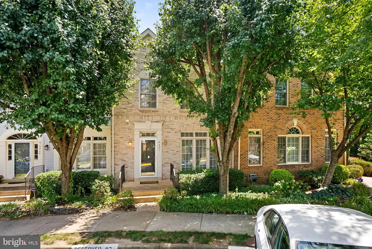 6631 Thurlton Dr, Alexandria, VA 22315 - #1